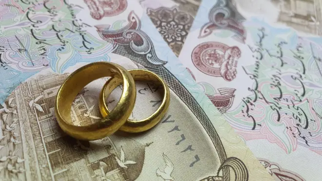 حلقه‌های طلا روی اسکناس‌های افغانی