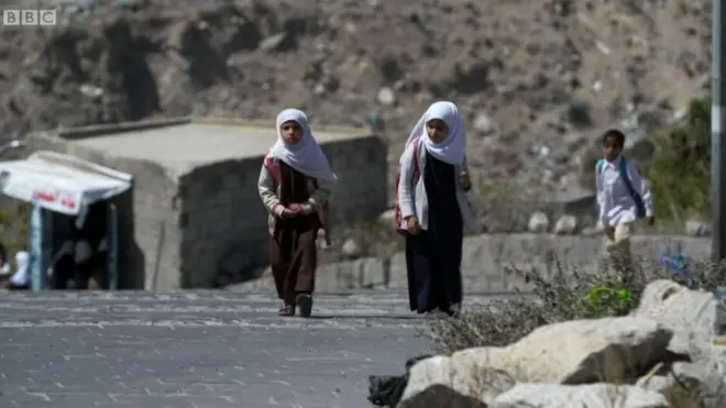 Anak-anak sekolah di bagian kota Taiz yang masih aman.