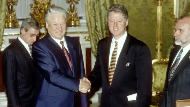 O então presidente dos EUA, Bill Clinton, em sua primeira visita oficial à Rússia, durante encontro com o presidente russo Boris Yeltsin