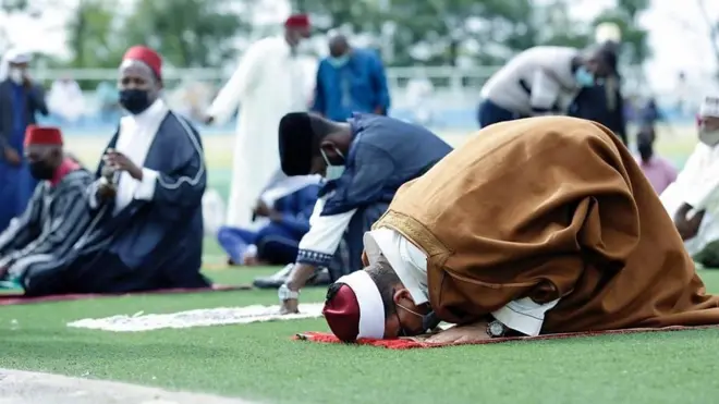 Waislamu wakishiriki sala ya Eid