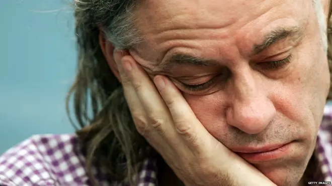 ผู้ชายเท้าคางดูเหนื่อยล้า