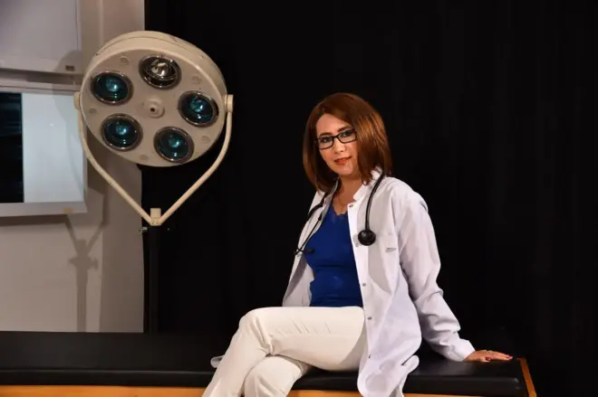 تصویر ذاکره حکمت در لباس پزشکی