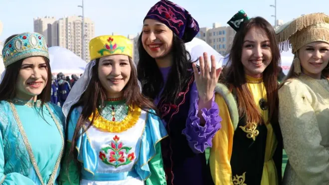 Kazakhstan nằm ở Trung Á và có trên 20% dân gốc Nga, và 66% người Kazakh