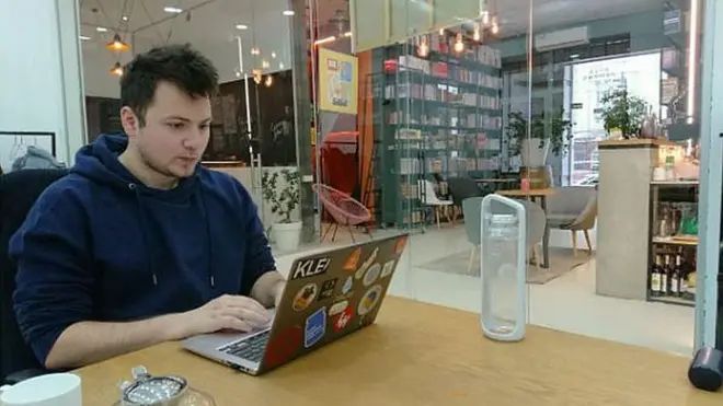 "Я живу у сотнях чатів. Іноді це завдає страждань"