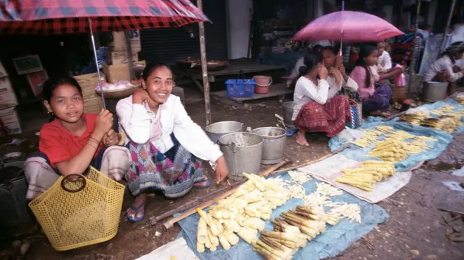 บรรยากาศในตลาดยามเช้าในแขวงอัตตะปือ เมื่อปี 2001