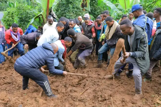 ጌዴኦ ዞን ራጴ ወረዳ ለሁለት ተከታታይ ቀናት በጣለው ከፍተኛ ዝናብ ምክንያት በደረሰው የመሬት ናዳ የተቀበሩ ሰዎችን ለማውጣት ጥረት የሚያደርጉ ሰዎች