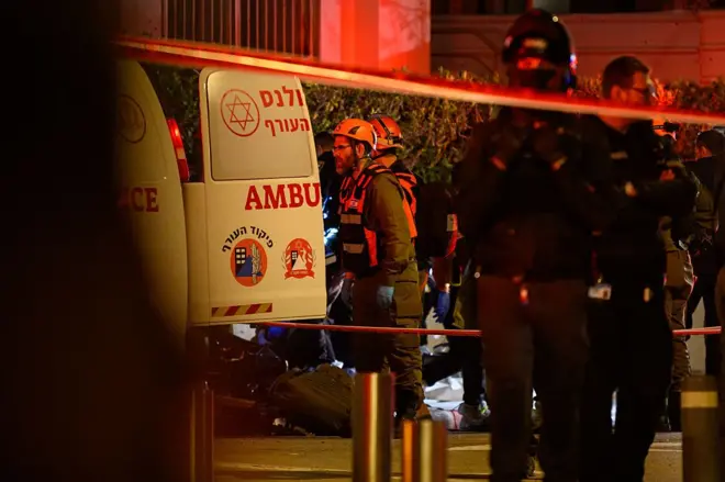 27 Mart akşamı İran’ın balistik füze saldırısında saçılan şarapnel parçaları sonucu bir kişinin hayatını kaybettiği olayın ardından, acil durum ekipleri ve güvenlik güçleri olay yerinde inceleme yapıyor.