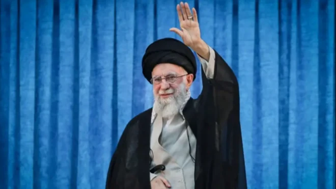 Ayatollah Ali Khamenei wọ aṣọ ibilẹ Iran toke tilẹ, o si ju ọwọ kan soke