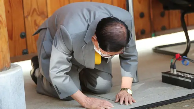 신천지 이만희 총회장이 2일 경기도 가평 신천지 '평화의 궁전'에서 열린 기자회견에서 코로나19 사태에 대해 "면목이 없다"며 엎드려 절하고 있다