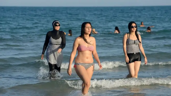 По данным правозащитников, за последние две недели во французской Ривьере за появление в буркини были оштрафованы 16 женщин.