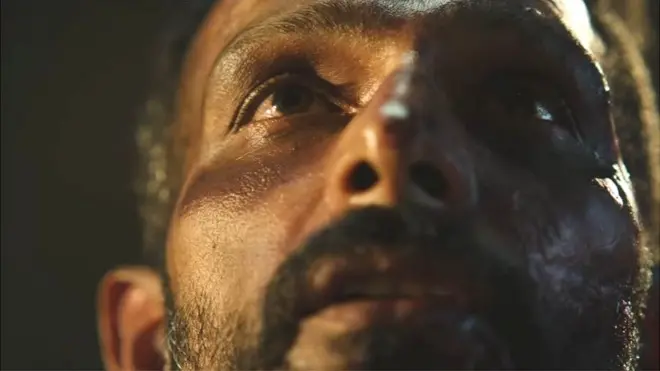 नेटफ्लिक्स की सिरीज़ ग़ूल का एक सीन, ये एक जिन्न को काबू में पाने की कहानी है