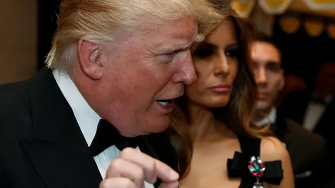 社交媒体让特朗普可以随时随地评论严肃的国际事务。图为特朗普和夫人12月31日在佛罗里达棕榈滩一家俱乐部出席新年夜派对。