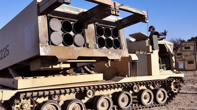 M270 - старіша, але потужніша версія HIMARS