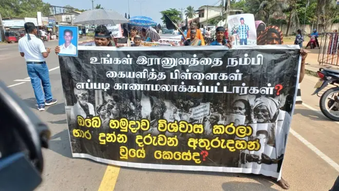 යුද්ධයෙන් අතුරුදන්වූන්ගේ උතුරු - නැගෙනහිර පළාත් ඥාතීන් පවත්වන අඛණ්ඩ විරෝධතා හා උපවාස මාලාවට වසර හතක් ගතවීම නිමිත්තෙන් අතුරුදහන්වූවන් සොයාදෙන ලෙසට ඉල්ලා අතුරුදන්වූවන්ගේ ඥාතීහූ අද (20) කිලිනොච්චිය නගරයේදී විරෝධතා පාගමනක් පැවැත්වූහ. Copyright