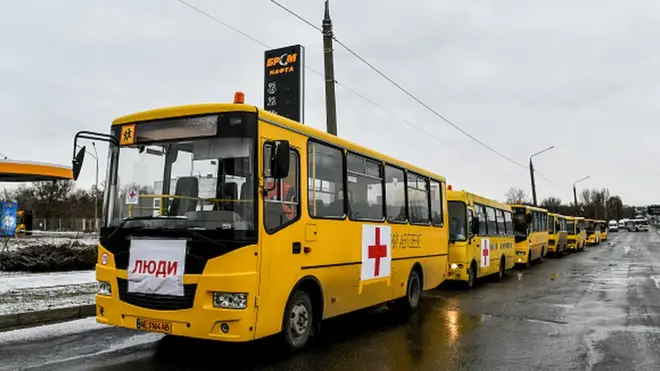 Mariupol'den tahliyeler için insani koridor açılmasını bekleyen otobüsler
