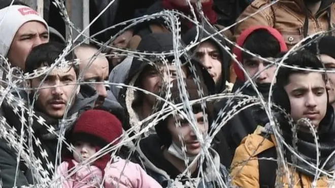 Это фото сделано 2 марта у границы Греции и Турции. Чтобы остановить поток мигрантов, власти Греции привезли на КПП колючую проволоку