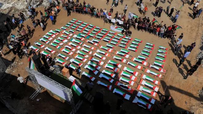 شارك فلسطينيون في جنازة 112 فرداً من قبيلتي الحساينة وأبو شريعة، الذين قُتلوا في غارة إسرائيلية عام 2023، وانتُشلت رفاتهم من تحت الأنقاض، وفقاً للدفاع المدني في غزة، في مدينة غزة، 4 أغسطس/آب 2026. رويترز/داوود أبو الكاس.
