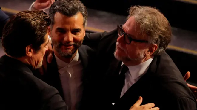 Benício del Toro, Wagner Moura e Guillermo del Toro se confraternizam na cerimônia do Oscar