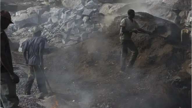 Cette interdiction est ''une application d'une mesure prise en 2009'' explique le ministre des mines et des carrières.