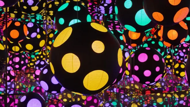 зеркальная инсталляция