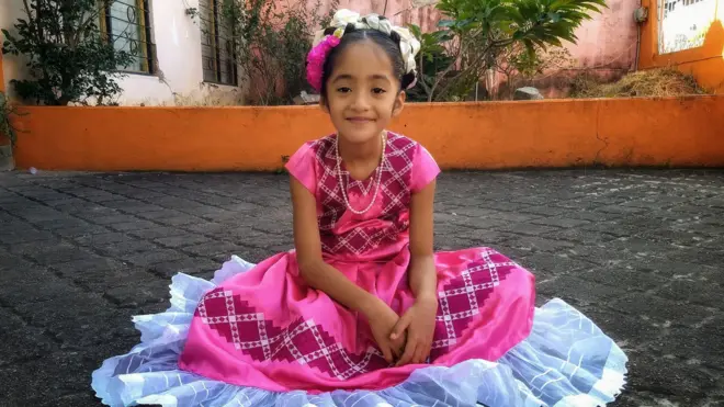 Niña con traje típico de Juchitán de Zaragoza, Oaxaca, México.