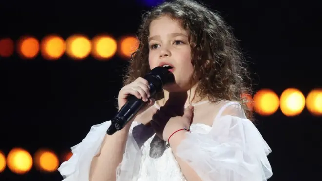 Участники телешоу "Голос. Дети" часто появляются на сборных праздничных концертах - как, например, на юбилейном посвящении Алле Пугачёвой "Подарок для Аллы" (на фото - финалистка четвёртого сезона шоу Алиса Голомысова)