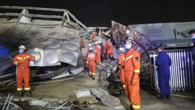 होटल के मलबे के पास राहत बचाव कार्य करते बचावकर्मी