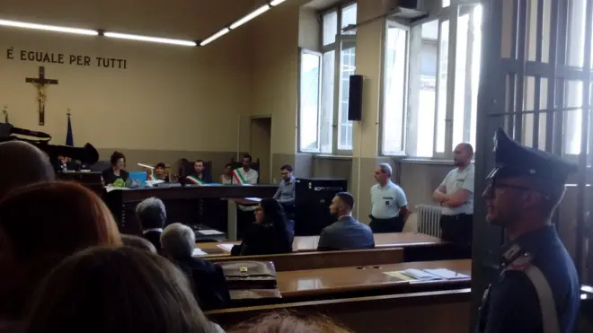 Віталій Марків (праворуч на лаві) прийшов на суд із родиною, повідомив BBC News Україна присутній на суді активіст