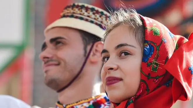 रोमानिया दिवस पर रोमानिया की युवक और युवती