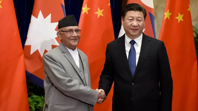 Ông Khadga Prasad Sharma Oli bắt tay ông Tập Cận Bình trong chuyến thăm Trung Quốc năm 2016