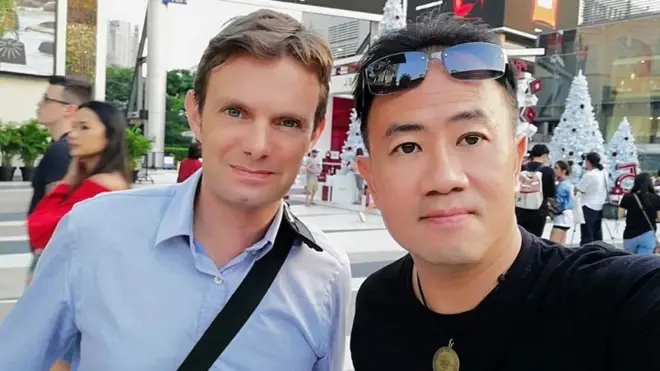 "ฟอร์ด เส้นทางสีแดง" เซลฟี่กับนักข่าวชาวเบลเยียม คริส ยานเซนส์ เมื่อวันที่ 17 พ.ย. 2561 ช่วงที่ "ฟอร์ด" เคลื่อนไหวเรียกร้องการเลือกตั้ง