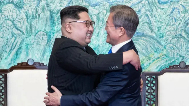 समझौते पर दस्तखत करने के बाद गले मिले किम जोंग-उन और मून जे-इन