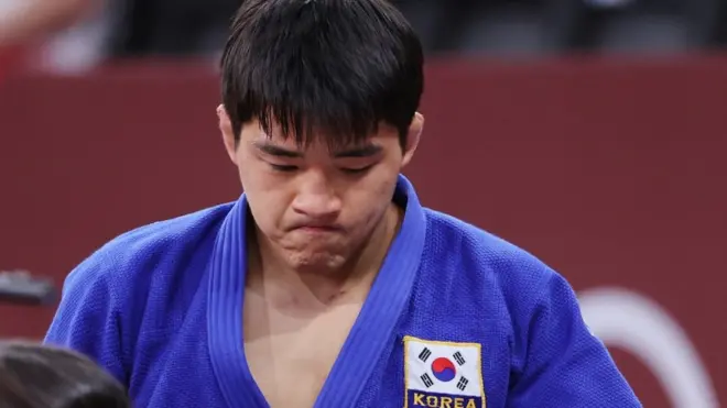 안창림이 26일 열린 73kg 유도 남자 동메달 결정전에서 아제르바이잔 오르조프 상대로 승리한 후 경기장을 나서고 있다