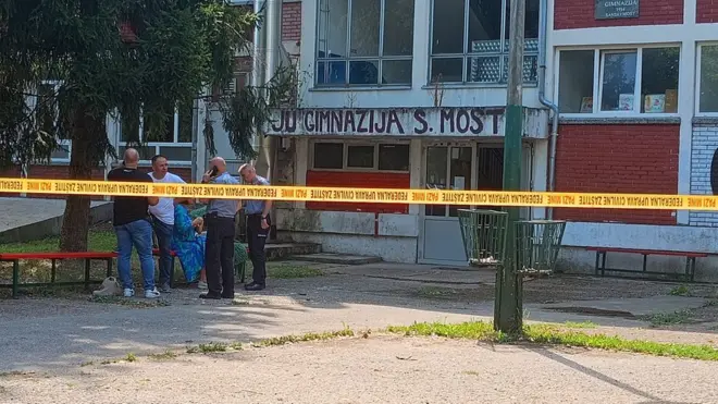 Uviđaj ispred Gimnazije u Sanskom Mostu