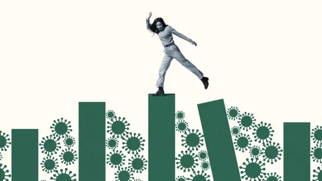 Mujer sobre pilares saltándose el virus