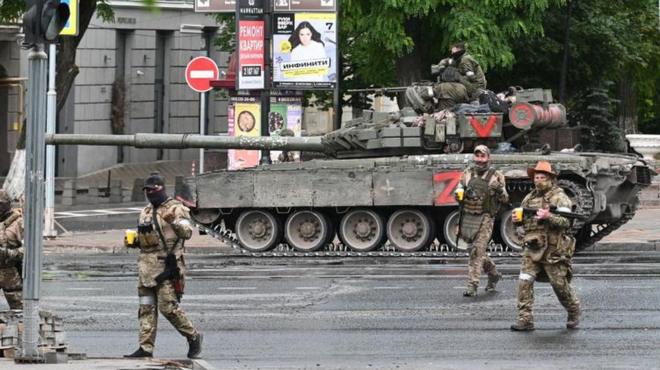Fighters of Wagner private mercenary group cross a street as they get deployed near the headquarters of the Southern Military District in the city of Rostov-on-Don, Russia, June 24, 2023. REUTERS/Stringer