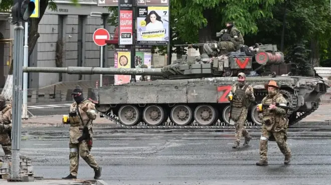 Fighters of Wagner private mercenary group cross a street as they get deployed near the headquarters of the Southern Military District in the city of Rostov-on-Don, Russia, June 24, 2023. REUTERS/Stringer