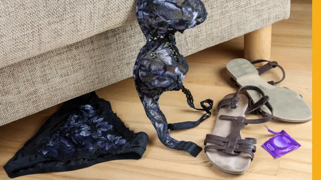 Ropa interior de mujer y sandalias al lado de un mueble.