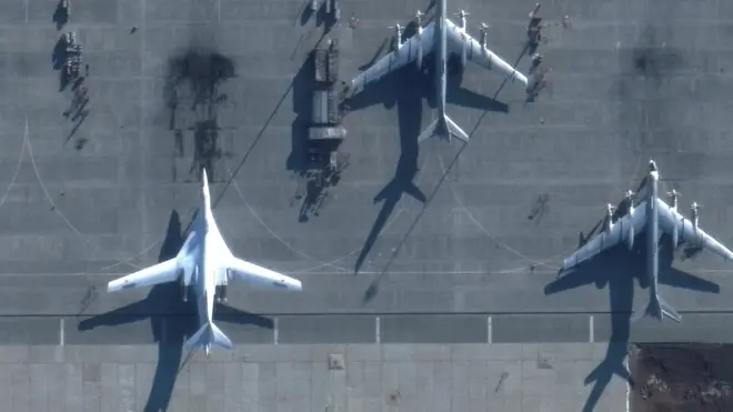 Супутниковий знімок наслідків атаки на аеродром "Енгелс" 5 грудня. Видно пошкодження як мінімум 2 літаків