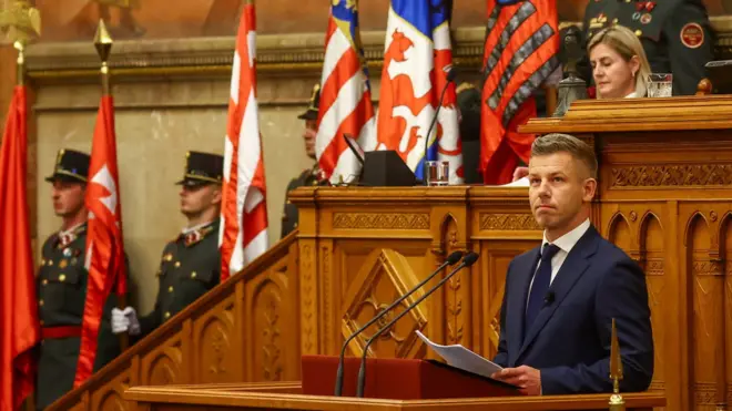 Петер Мадьяр во время выступления в парламенте Венгрии