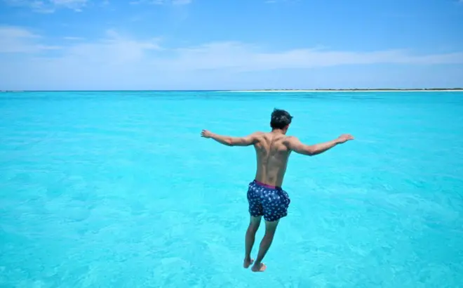 Homem pulando na água na Venezuela 