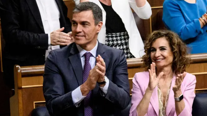Pedro Sánchez y la vicepresidenta del gobierno español.