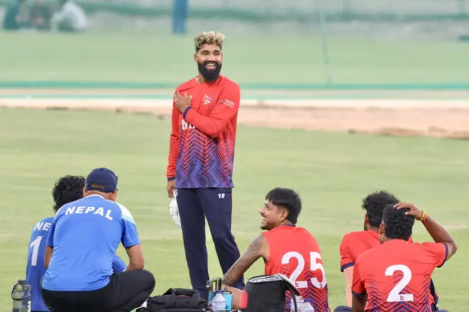 कप्तान दीपेन्द्र सिंह ऐरी र अरू खेलाडीहरू