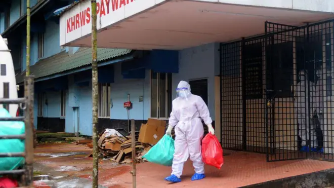 Um oficialemail sportingbetsaúde está do ladoemail sportingbetfora da enfermaria do Kozhikode Medical College Hospita