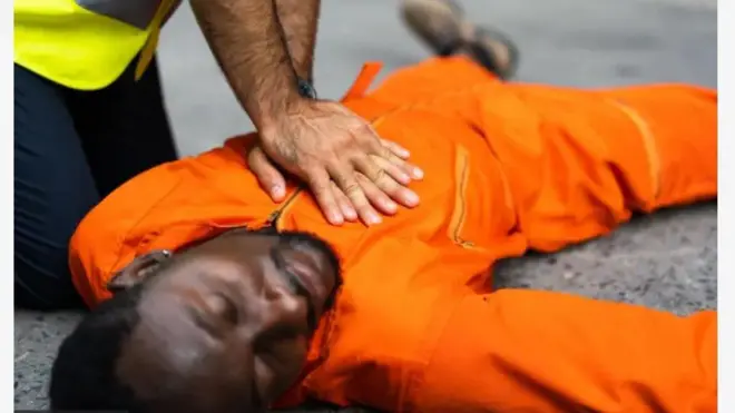 Aworan ọwọ to n gbiyanju lati da eemi pada si ara ẹni to ṣubu lulẹ.