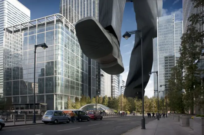 Homem gigante pisando sobre carros