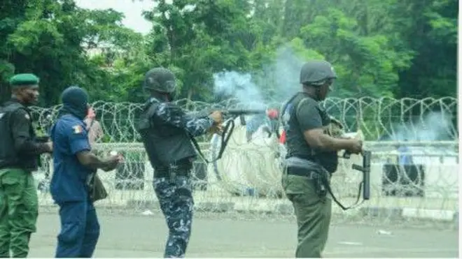 Awọn ọlọpaa kan n yin tajutaju