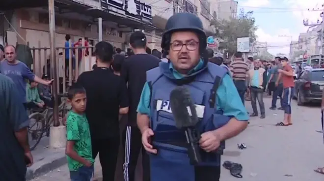 Adnan Elbursh en una calle de Gaza