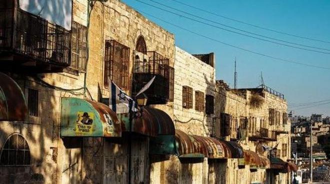 أغلق الفلسطينيون في البلدة القديمة في الخليل نوافذ منازلهم لحماية أنفسهم من العنف