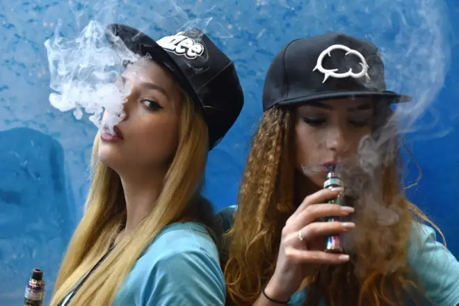 အီးစီးကရက်သောက်နေတဲ့ အမျိုးသမီး ၂ ဦး